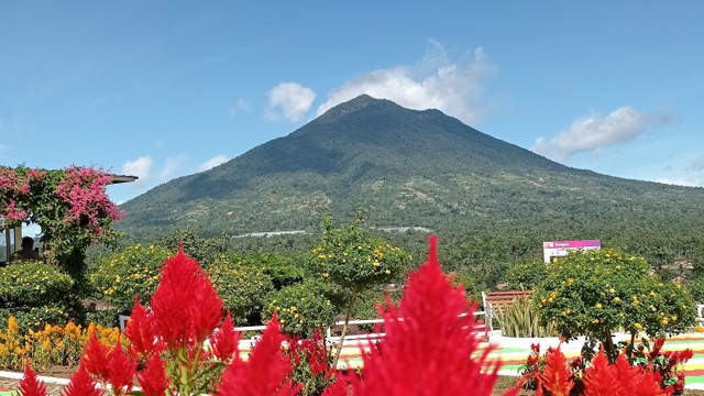 Hiking Gunung Tanggamus